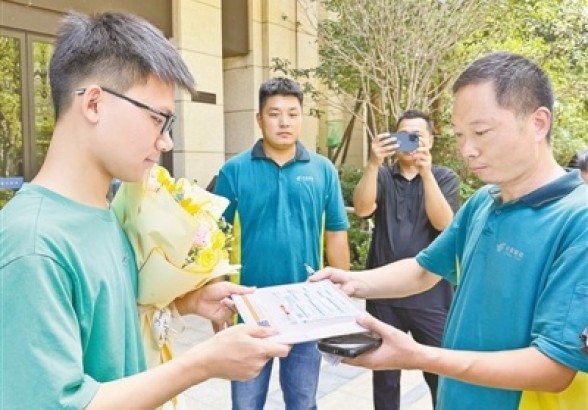 河南首封高考录取通知书投递成功