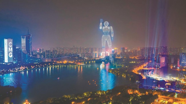 合肥天鹅湖畔上演光影秀