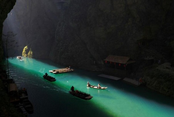 湖北鹤峰：屏山峡谷光影如画