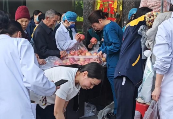 湖北咸丰用爱"包圆"8000斤苹果