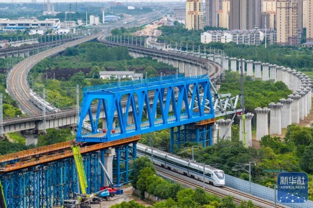 新建沪宁合高铁千吨钢桁梁顺利跨越沪蓉铁路