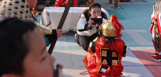 这所乡村幼儿园正上演一出“萌味三国”